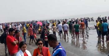 বিশ্ব ভালবাসা দিবসে- কুয়াকাটা সমুদ্র সৈকতে পর্যটকদের মেলা