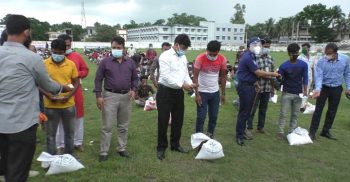 ঝিনাইদহে ৬’শ ইজিবাইক চালকদের মাঝে খাদ্যসামগ্রী বিতরণ