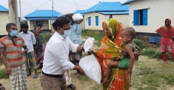 সাপাহারে আশ্রয়ণ প্রকল্পের  উপকারভোগীদের খোঁজখবর নিলেন সহকারী কমিশনার সোহরাব হোসেন