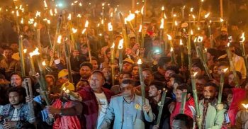 তিস্তাপাড়ে মশাল জ্বালিয়ে লাখো মানুষের প্রতিবাদ